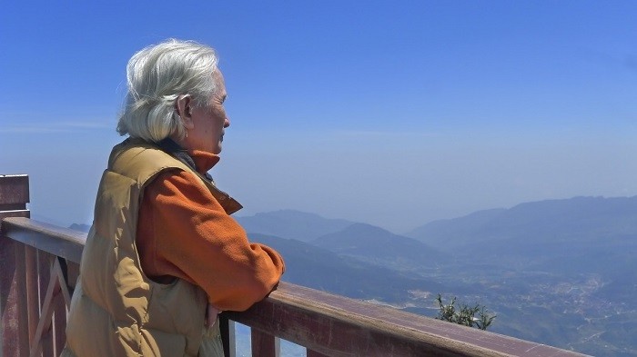 Tiểu thuyết gia Trần Gia Ninh thăm quan đỉnh Fansipan.