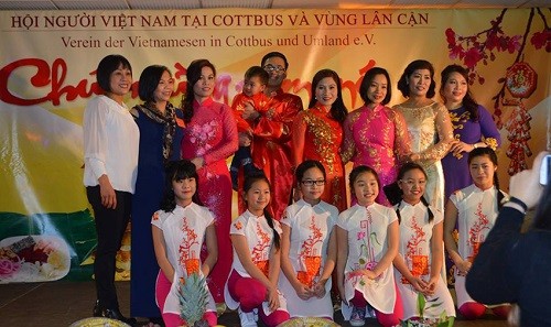 Tốp ca gia đình của hội người Việt Cottbus và vùng lân cận đã nhận được tràng vỗ tay không ngớt của khán giả.