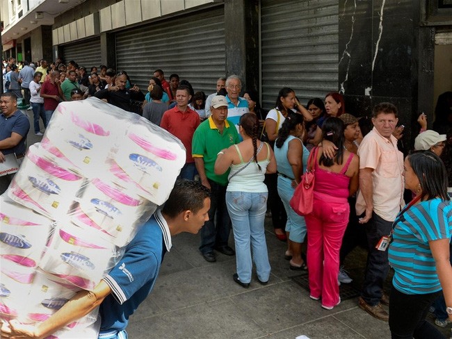 Ngoài khủng hoảng năng lượng, Venezuela đang bị thiếu hụt lương thực và giá cả tăng vọt (Ảnh: Getty)