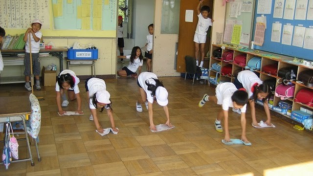 Dọn vệ sinh lớp học đã trở thành &quot;môn học chính khóa&quot; của học sinh Nhật Bản. (Ảnh minh họa: thcsluongphi.edu.vn).