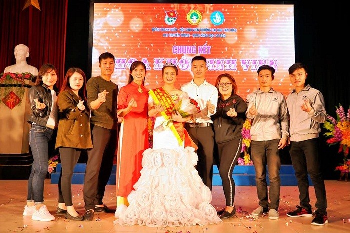 Nguyễn Đức Tân (đứng thứ 3 từ trái sang phải) tham gia Ban tổ chức chương trình Hoa khôi sinh viên của Đoàn thanh niên - Hội sinh viên trường Đại học Tân Trào tổ chức. Ảnh: NVCC