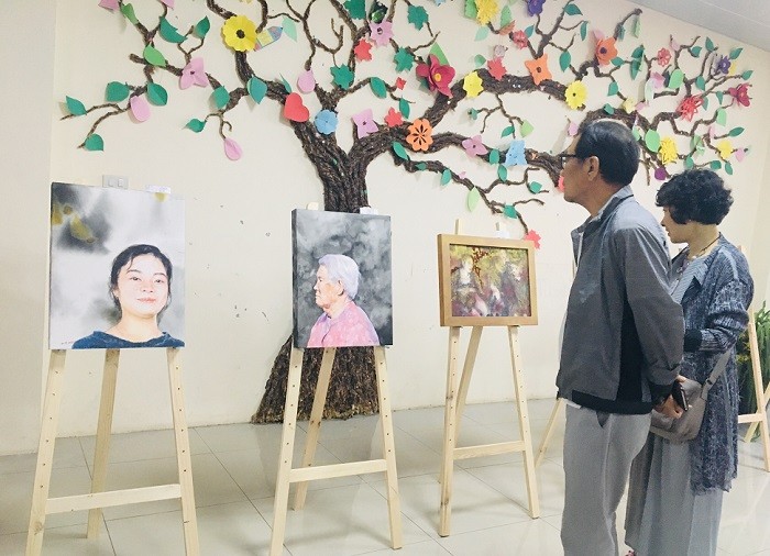 Buổi triển lãm thu hút những người ở các độ tuổi khác nhau đến tham dự (Ảnh: A.N).