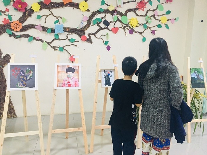 Các em nhỏ cũng rất hứng thú khi được tham gia buổi triển lãm mỹ thuật Việt - Hàn (Ảnh: A.N).