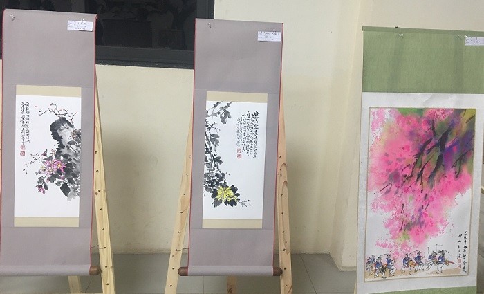 Những bức tranh của các nghệ sĩ người Hàn Quốc tại buổi triển lãm lần này (Ảnh: A.N).