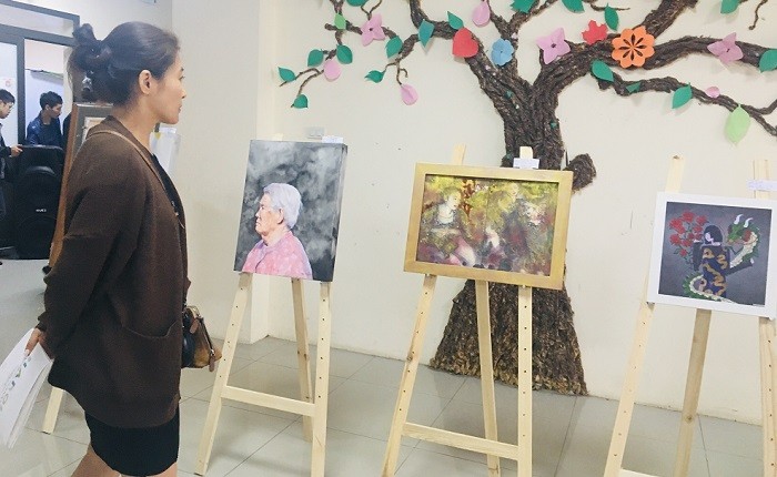 Người đến tham dự buổi triển lãm mỹ thuật Việt - Hàn như đang bị cuốn hút bởi những bức tranh vô cùng đặc sắc (Ảnh: A.N).