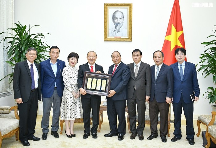 Thủ tướng Nguyễn Xuân Phúc bày tỏ cảm ơn tới Huấn luyện viên Park Hang-seo cùng Phu nhân.