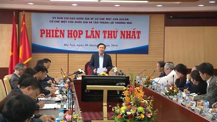Phó Thủ tướng Vương Đình Huệ chủ trì cuộc họp về cơ chế một cửa (Ảnh: tapchicongthuong.vn).