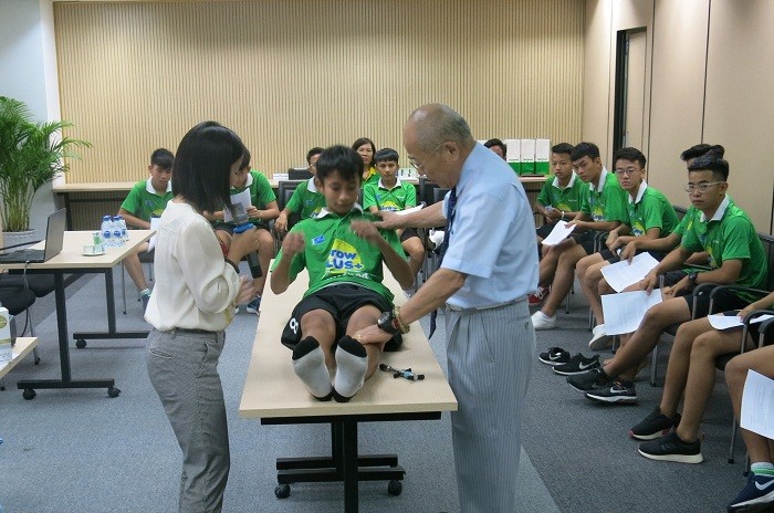 Thực hành ngay phương pháp trị liệu cơ xương khớp bằng dán băng y tế trên chính các học viên.
