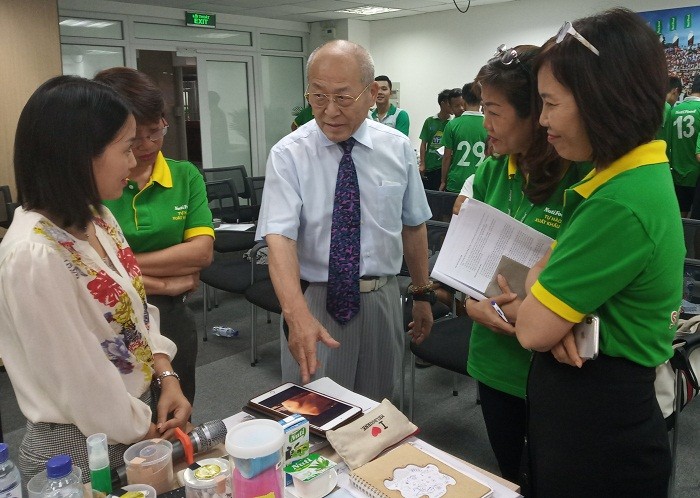 Bác sĩ CKI Trần Thị Minh Nguyệt cùng các bác sĩ của NutiFood trao đổi thêm với bác sĩ Ryoichi tại buổi tập huấn.