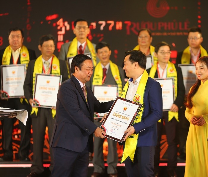 Ông Đỗ Thanh Tuấn – Giám đốc Đối Ngoại - đại diện Công ty Vinamilk nhận giải thưởng.