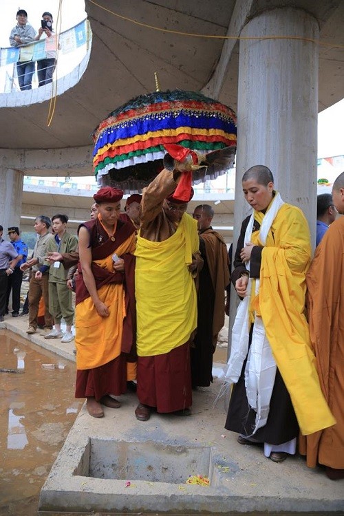 Đức Gyalwang Drukpa gia trì yểm tâm Cầu Đại lạc Kim Cương Mandala.