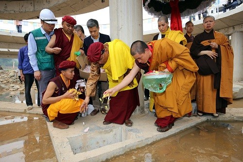 Đức Gyalwang Drukpa thực hiện các nghi lễ gia trì yểm tâm cầu Đại lạc Kim Cương Mandala.