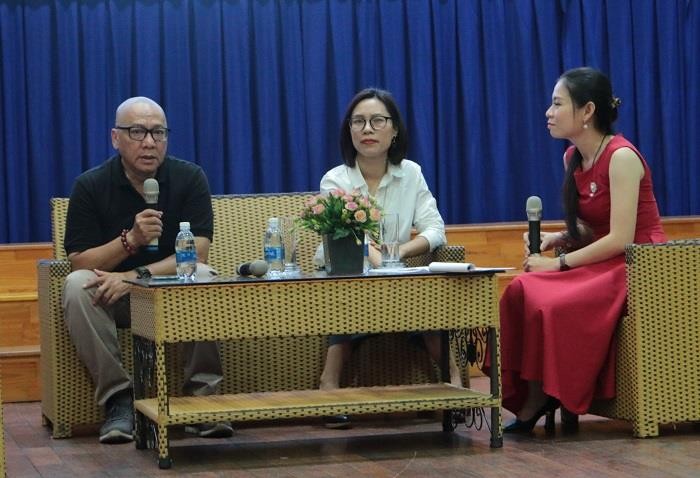 Tiến sĩ Dương Ngọc Dũng và Thạc sĩ Nguyễn Thanh Thủy, Chuyên gia Quản lý tuyển dụng tại ManpowerGroup Việt Nam (giữa) cùng giải đáp những câu hỏi của các bạn trẻ.