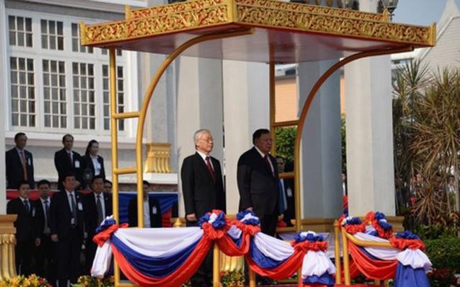 Tổng Bí thư, Chủ tịch nước Nguyễn Phú Trọng dự lễ đón chính thức tại thủ đô Vientiane. (Ảnh: TTXVN)