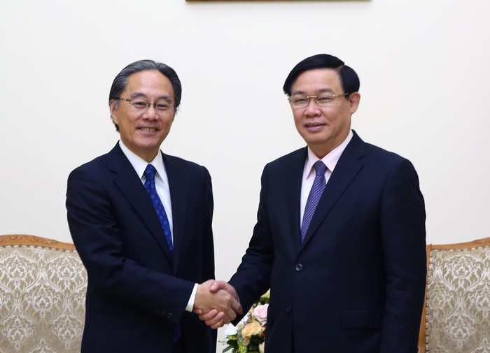 Phó Thủ tướng Vương Đình Huệ và Chủ tịch Công ty dịch vụ tài chính Aeon Masaki Suzuki - Ảnh: VGP/Thành Chung.