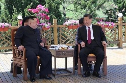 Nhà lãnh đạo Triều Tiên, Kim Jong-un (trái) nói chuyện với ông Tập Cận Bình ở Đại Liên, Trung Quốc nhân chuyến thăm Trung Quốc vào tháng 5/2018. (Ảnh: AP)