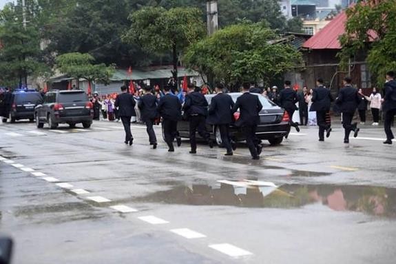 Đội cận vệ chạy theo sát xe khoảng 100m sau đó lên xe ô tô rời Đồng Đăng về Hà Nội.