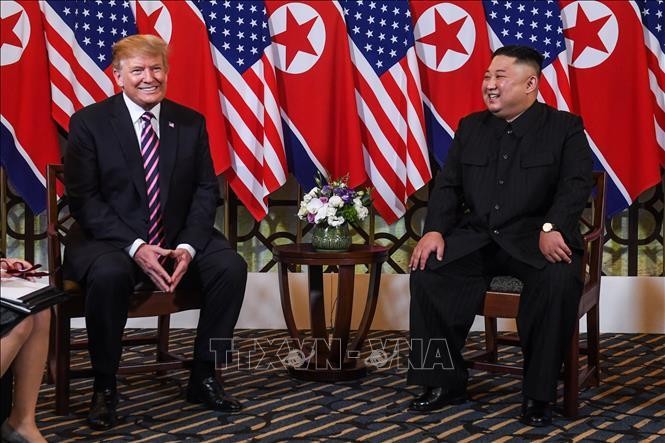 Tổng thống Mỹ Donald Trump (trái) và Chủ tịch Triều Tiên Kim Jong-un trong cuộc gặp đầu tiên tại Hội nghị thượng đỉnh Mỹ-Triều lần thứ hai tại Hà Nội ngày 27/2/2019. Ảnh: AFP/TTXVN