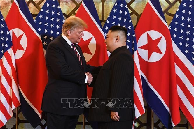 Cái bắt tay lịch sử giữa Tổng thống Mỹ Donald Trump (trái) và Chủ tịch Triều Tiên Kim Jong-un tại cuộc gặp ở Hà Nội ngày 27/2/2019. Ảnh: AFP/ TTXVN