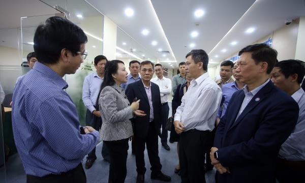 Bộ trưởng Bộ Y tế Nguyễn Thị Kim Tiến trao đổi với các bác sĩ của Trung tâm Giám định bảo hiểm y tế và Thanh toán đa tuyến phía Bắc.
