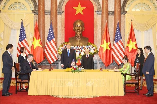 Tổng Bí thư, Chủ tịch nước Nguyễn Phú Trọng và Tổng thống Mỹ Donald Trump chứng kiến Lễ ký hợp đồng mua thêm máy bay Boeing 737 MAX giữa Hãng hàng không Vietjet Air và Hãng sản xuất máy bay Boeing. Ảnh: Trí Dũng/TTXVN