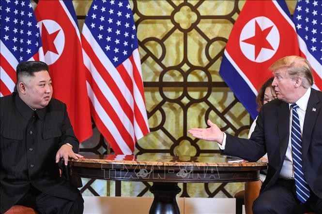 Tổng thống Mỹ Donald Trump (phải) và Chủ tịch Triều Tiên Kim Jong-un trong cuộc gặp riêng tại ngày làm việc thứ hai của Hội nghị thượng đỉnh Mỹ-Triều lần hai ở Hà Nội, ngày 28/2/2019. Ảnh: AFP/TTXVN
