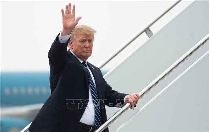 Tổng thống Mỹ Donald Trump vẫy tay tạm biệt khi rời Hà Nội. Ảnh: AFP/TTXVN
