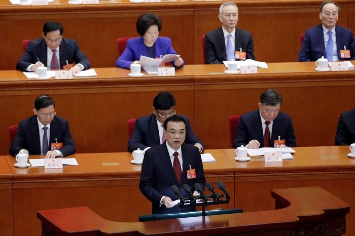 Thủ tướng Trung Quốc Lý Khắc Cường đọc báo cáo của chính phủ tại kỳ họp quốc hội khai mạc ngày 5/3/2019 (Ảnh: Reuters).