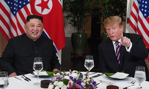 Nhà lãnh đạo Triều Tiên, Kim Jong-un (trái) và Tổng thống Mỹ, Donald Trump cùng nhau ăn tối trước cuộc gặp thượng đỉnh lần 2 tại Hà Nội (Ảnh: Reuters).