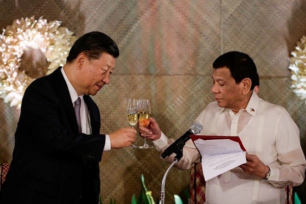 Chủ tịch Trung Quốc, Tập Cận Bình (trái) và Tổng thống Philippines, Duterte tại Lễ ký Bản ghi nhớ hợp tác phát triển dầu khí ở Biển Đông ở Manila (Ảnh: Reuters).