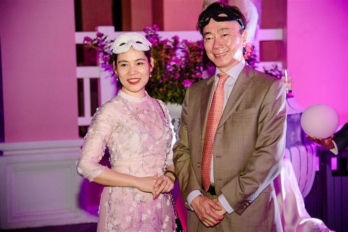 Đại sứ Phạm Sanh Châu (ngoài cùng bên phải) tại đám cưới cặp tỷ phú Ấn Độ.