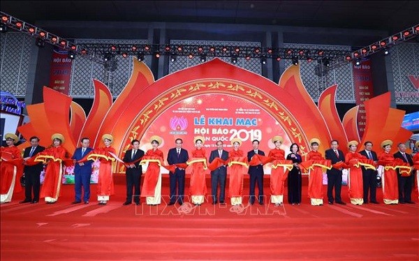 Thủ tướng Nguyễn Xuân Phúc và các đại biểu cắt băng khai mạc Hội báo toàn quốc năm 2019. Ảnh: Thống Nhất/TTXVN