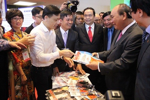Thủ tướng Nguyễn Xuân Phúc thăm gian hàng của Liên chi hội Nhà báo Cơ quan Trung ương Hội Nhà báo Việt Nam - (Ảnh: Nguoilambao.vn)