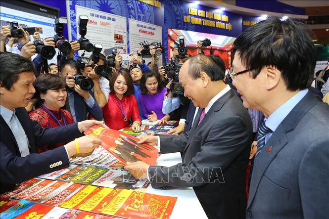 Thủ tướng Nguyễn Xuân Phúc thăm gian trưng bày của TTXVN. Ảnh: Thành Đạt/TTXVN