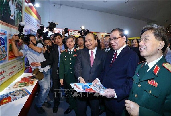 Thủ tướng Nguyễn Xuân Phúc tham quan gian trưng bày các ấn phẩm của Báo Quân đội nhân dân. Ảnh: Thống Nhất/TTXVN