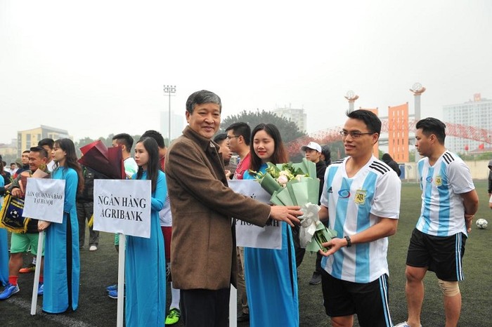 Ông Nguyễn Anh Dũng – Tổng Biên tập Báo Xây dựng tặng hoa cho các đội bóng tham dự giải đấu.