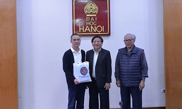 Phó giáo sư, Tiến sĩ Nguyễn Văn Trào nhận quà do Phó giáo sư, Tiến sĩ Trần Xuân Nhĩ tặng.