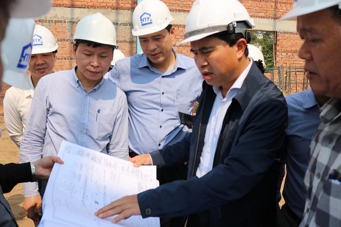 Thứ trưởng Lê Quang Hùng kiểm tra bản vẽ kỹ thuật công trình nhà xưởng của Công ty Trách nhiệm hữu hạn Bohsing.