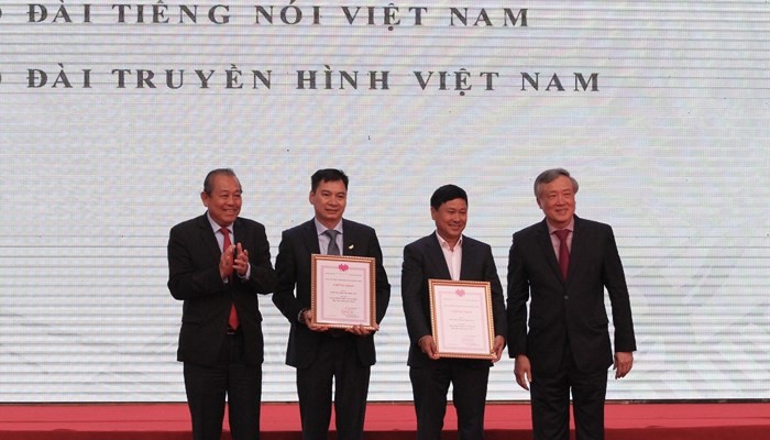Phó Thủ tướng Thường trực Trương Hoà Bình (ngoài cùng bên trái) cùng Chánh án Tòa án nhân dân tối cao Nguyễn Hoà Bình (ngoài cùng bên phải) trao giải cho các đơn vị có gian trưng bày đẹp tại Hội Báo toàn quốc 2019 (Ảnh: ANTD)