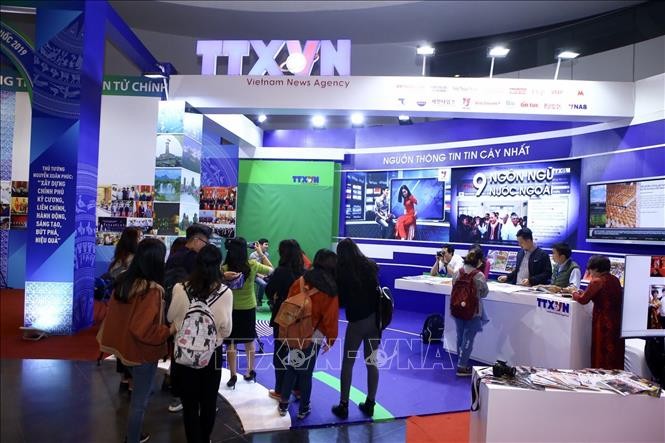 Đại biểu, khách đến thăm gian trưng bày các ấn phẩm của TTXVN tại Hội báo toàn quốc 2019. Ảnh: Minh Quyết/TTXVN