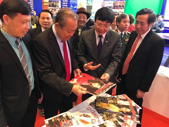 Đồng chí Trương Hòa Bình, Ủy viên Bộ Chính trị, Phó Thủ tướng Thường trực Chính phủ cùng các đại biểu đến thăm gian trưng bày.