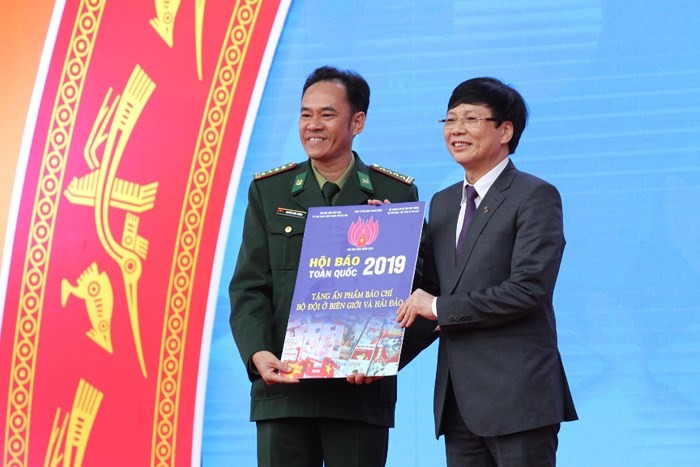 Nhà báo Hồ Quang Lợi - Phó Chủ tịch Thường trực Hội nhà báo Việt Nam tặng toàn bộ ấn phẩm cho chiến sĩ bộ đội Hải quân và bộ đội biên phòng (Ảnh: ANTD)