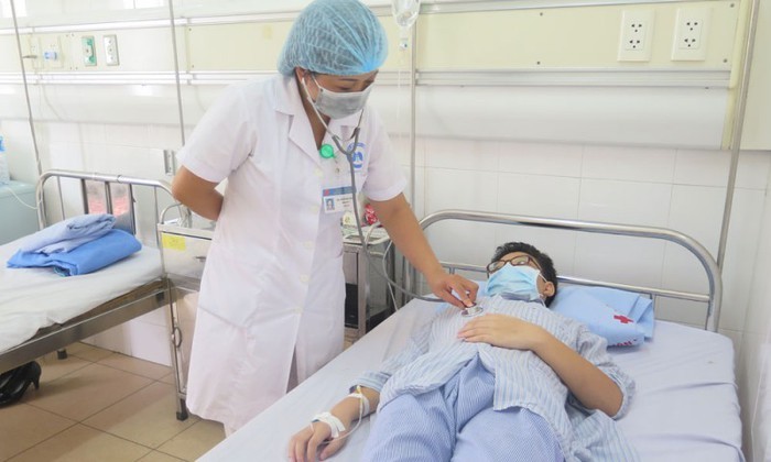 Bác sĩ khám cho bệnh nhân lao tại Bệnh viện Phổi Hà Nội (Ảnh: Hà Ngân/ Lao động Thủ đô).