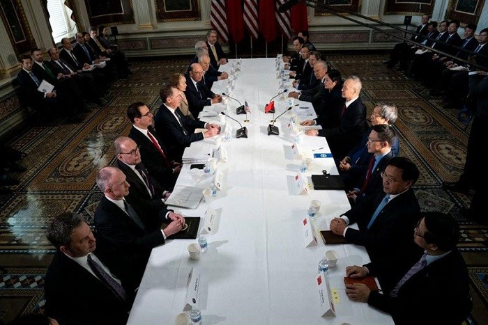 Phái đoàn Mỹ, do Đại diện Thương mại Robert Lighthizer dẫn đầu, và phái đoàn Trung Quốc, dẫn đầu bởi Phó thủ tướng Lưu Hạc, trong cuộc đàm phán tại Washington vào ngày 21/2/2019 (Ảnh: New York Times).