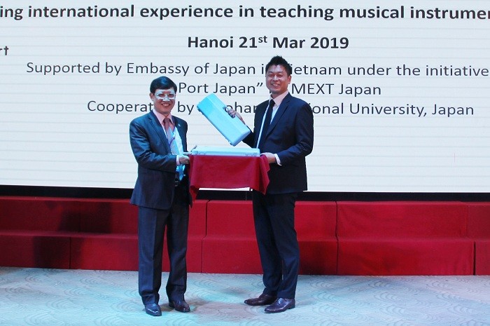 Ông Makoto Tani, Tổng giám đốc Công ty Âm nhạc Yamaha Việt Nam đã có những phát biểu và trao tặng thiết bị dạy học cho Trường đại học Sư phạm Nghệ thuật Trung ương.