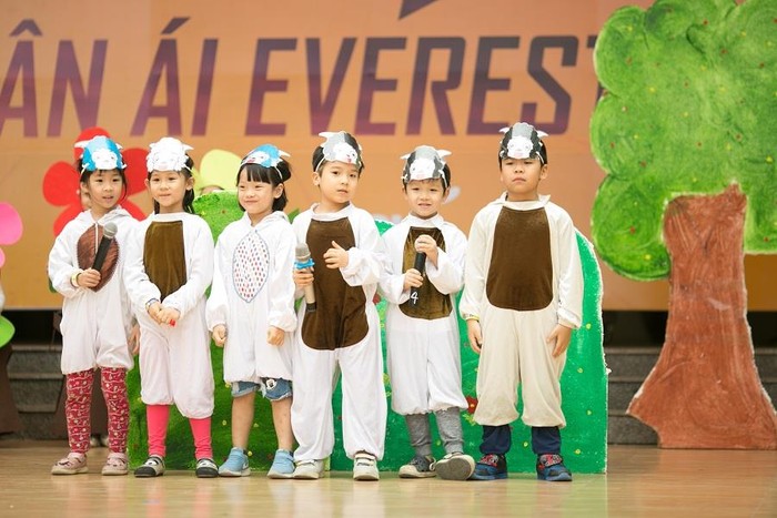 Các bé mầm non Trường Tsubaki mang đến hội thi vở kịch “Cậu bé chăn cừu”.