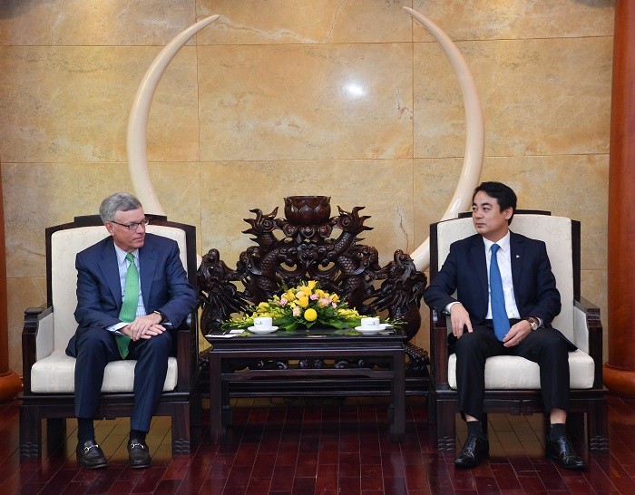 Chủ tịch Hội đồng quản trị Vietcombank Nghiêm Xuân Thành (bên phải) tiếp ông Al Kelly – Tổng Giám đốc Visa toàn cầu.