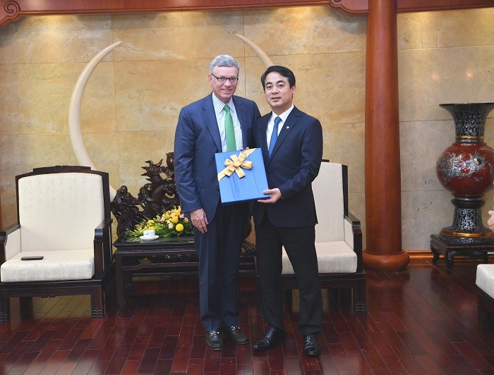 Ông Al Kelly – Tổng Giám đốc Visa toàn cầu (bên trái) tặng quà lưu niệm cho Chủ tịch Hội đồng quản trị Vietcombank Nghiêm Xuân Thành.