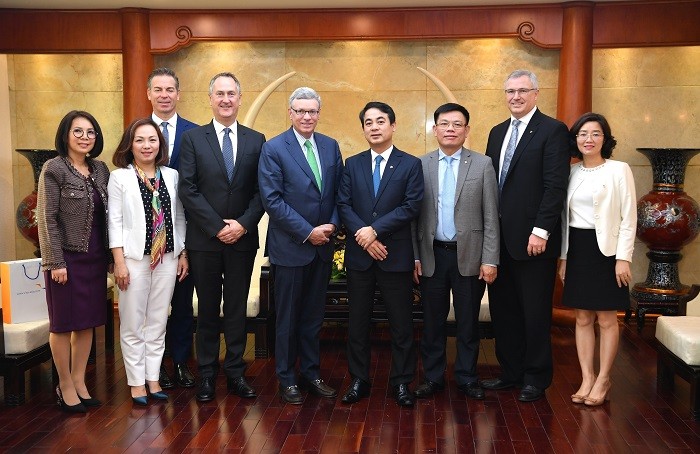 Chủ tịch Hội đồng quản trị Vietcombank Nghiêm Xuân Thành cùng ông Al Kelly – Tổng Giám đốc Visa toàn cầu và đại diện lãnh đạo hai bên chụp hình lưu niệm tại buổi làm việc.
