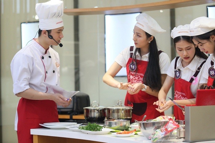Đầu bếp từ Ajinomoto Cooking Studio trực tiếp hướng dẫn và giải đáp thắc mắc cho các thí sinh trong quá trình thực hiện.